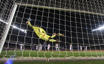 Pacheco saves a free-kick by Messi.