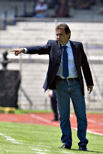 El actual seleccionador de El Salvador dirigió a equipos como Querétaro, Tigres, América, entre otros, mientras que en USA estuvo al frente de Chicago Fire una temporada.