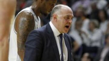 Pablo Laso da instrucciones a sus jugadores.