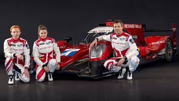 Ogier posa junto a sus compañeros, Milesi y Wadoux, y el LMP2 del Richard Mille Racing Team.