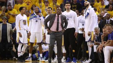 Mike Brown, asistente de los Golden State Warriors, durante el primer partido de las Finales contra los Cleveland Cavaliers.