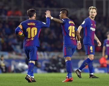 2-1. Paulinho celebr¨® el primer gol con Messi.