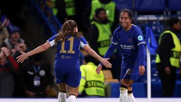 Mayra Ramírez celebra el gol del Chelsea en su debut en la Champions.