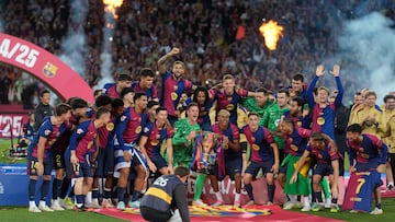 BARCELONA, 18/05/2025.- Los jugadores del Barcelona celebran el título de Liga al final del encuentro de la jornada 37 de LaLiga entre FC Barcelona y Villarreal CF disputado este domingo en el Estadio Olímpico de Montjuic. EFE/ Enric Fontcuberta
