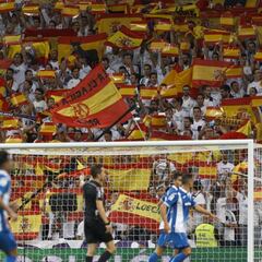 El Bernabéu contesta al referéndum catalán con banderas de España