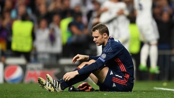 Neuer examina su pie tras el tercer gol del Real Madrid. 