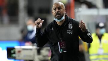 CALAMA, CHILE - JANUARY 27: Walter Samuel assistant coach of Argentina reacts during a match between Chile and Argentina as part of FIFA World Cup Qatar 2022 Qualifiers at Zorros del Desierto Stadium on January 27, 2022 in Calama, Chile. (Photo by Esteban