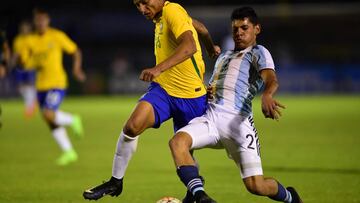 El defensa argentino del Genoa, Cristian Romero, durante un partido.