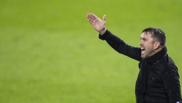 Eduardo Coudet da indicaciones a sus jugadores durante el partido contra el Cádiz.