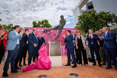 El momento en el que se descubre la estatua. 