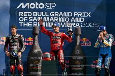 Marc Márquez, Marco Bezzecchi y Álex Márquez en el podio del Gran Premio de San Marino de MotoGP.
