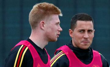 Eden Hazard, junto a De Bruyne.