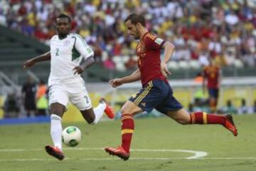El delantero español Roberto Soldado (dcha) pelea por el control del balón con el nigeriano Godfrey Oboabona, durante el último partido del grupo B de la Copa Confederaciones disputado en el estadio Castelao de Fortaleza, Brasil.