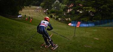 A falta de nieve buena es la hierba para practicar esquí