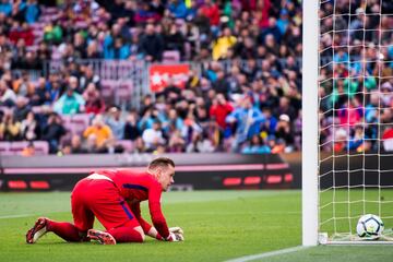 Marc-Andre Ter Stegen fails to stop the penalty kick taken by Daniel Parejo. (2-1)