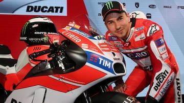 BOL01 BOLONIA (ITALIA) 20/01/2017.- El piloto español de MotoGP Jorge Lorenzo posa con su nueva moto durante la presentación del equipo Ducati de la temporada 2017 en Borgo Panigale Production, Bolonia (Italia) hoy, 20 de enero de 2017. EFE/Giorgio Benvenuti