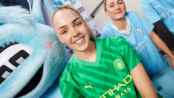 PUMA y el Manchester City presentan la nueva primera equipación para la temporada 2023/24 que conmemora las dos décadas del traslado del Club al Etihad Stadium. Rinde homenaje a las características icónicas del Etihad Stadium y está inspirada en la camiseta que el equipo usó durante la primera temporada en su nuevo estadio.