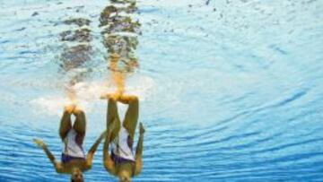 Ona Carbonell y Paula Klamburg en pleno ejercicio bajo el agua.