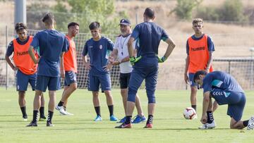 Fede Varela, Nico Schiappacasse, Basilio, Echu y Varela escuchan las explicaciones de Antonio Iriondo durante un entrenamiento.