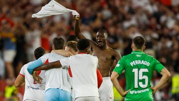 Los jugadores del Sevilla celebran la victoria.