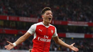 &Ouml;zil celebra el tercer gol ante el Chelsea. 