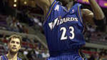 Michael Jordan ha logrado anotar 8 puntos en su primer partido oficial con los Wizards.