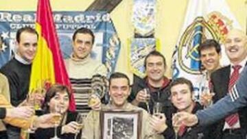 <b>¡CHIN, CHIN POR IKER! </b>La Peña Olaf El Vikingo brindó feliz tras conocer la renovación de Casillas.