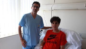 Roberto Aláiz tras la operación, junto al doctor Capapé.