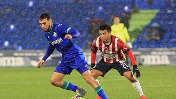 GETAFE (MADRID) 08/12/2022.- El delantero del Getafe Munir El Haddadi (i) pugna por el balón con el defensa del Guadalajara Fernando Beltrán durante el partido entre el Getafe CF y el CD Guadalajara disputado este jueves en el Coliseum Alfonso Pérez de Getafe, en Madrid. EFE/ Zipi
