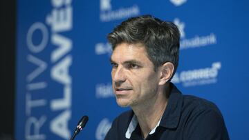 GRA178. VITORIA (ÁLAVA), 29/05/2017.- El entrenador argentino Mauricio Pellegrino, durante la rueda de prensa que ha convocado hoy en Mendizorroza en la que ha anunciado que no seguirá la próxima temporada como técnico del Deportivo Alavés. EFE/Adrián Ruiz de Hierro