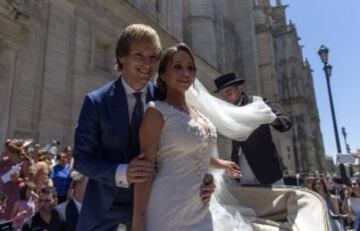 Iván Rakitic, centrocampista del FC Barcelona y de la selección de Croacia, junto a su esposa, la sevillana Raquel Mauri, tras casarse hoy en la parroquia del Sagrario de la Catedral de Sevilla. 