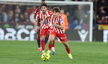 Jano con el balón durante su debut con el primer equipo.