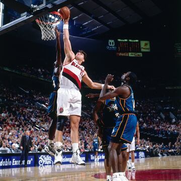 El gigante lituano de 2,21 dejó el Real Madrid en 1995 para ser un rookie de 31 años en Portland Trail Blazers. Nadie duda de que si hubiera dado el salto a la NBA antes, habría sido All Star.