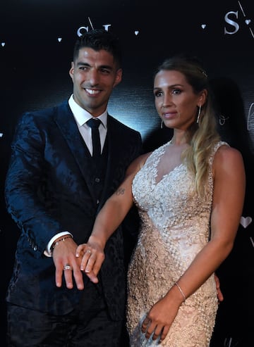 Luis Suárez y Sofía Balbi celebraron la renovación de sus votos para conmemorar sus 10 años de matrimonio. La celebración se produjo en Punta del Este, una ciudad turística situada en una península estrecha del sudeste de Uruguay. 