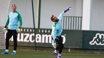 Claudio Bravo, junto a Joel Robles este martes.