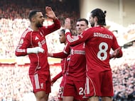 Dominik Szoboszlai celebra un gol con Andrew Robertson y Cody Gakpo.