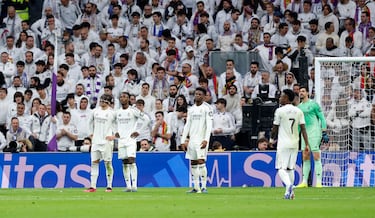 Jugadores del Real Madrid visiblemente afectados tras el final de la primera parte de juego.