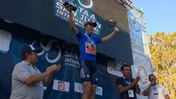 Ramunas Navardauskas posa con el jersey azul de l&iacute;der de la Vuelta a San Juan.
