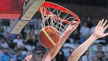 <b>MACHACANDO. </b>La Penya, como Barton aquí, destrozó al Partizán.