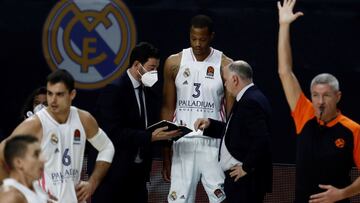 Pablo Laso da indicaciones a Anthony Randolph.