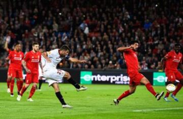 Coke también anotó el tercero del Sevilla. 1-3.