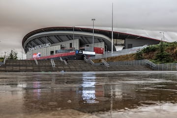 El aviso de la AEMET de alerta roja por previsión de lluvias torrenciales en Madrid obligó a suspender el encuentro entre el Atlético de Madrid y el Sevilla. Descubre en esta galería cómo se encuentra las inmediaciones del estadio.