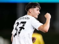 Víctor Valdepeñas, Valde, celebra su gol con el Real Madrid Castilla al Alcorcón.