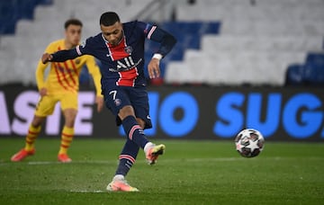 1-0. Kylian Mbappé marcó de penalti el primer gol tras revisar el VAR un pisotón de Clement Lenglet a Marco Verratti.