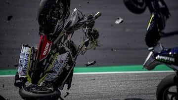 La moto de Zarco y la Yamaha de Morbidelli al fondo accidentadas.