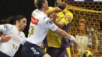 Asier Antonio defiende a Hens.