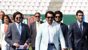 <b>MIRADO CON LUPA. </b>Al-Thani, acompañado por Ghubn, Sanz y toda su comitiva el día en que se presentó de manera oficial.