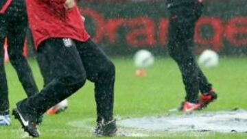 Roy Hodgson,seleccionador inglés, trata de jugar un balón antes del Polonia-Inglaterra.