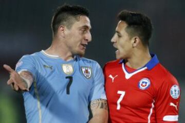 Copa América de Chile 2015. La Roja elimina a Uruguay en cuartos de final con el solitario gol de Mauricio Isla, en un partido marcado por la polémica provocación de Gonzalo Jara a Edinson Cavani. El defensor chileno tocó al delantero en el trasero, lo que provocó la reacción de Cavani y su posterior expulsión. Más tarde también fue expulsado Fuscile, por una fuerte falta sobre Alexis Sánchez, y hasta Tabárez cio la roja por entrar a reclamar a la cancha.