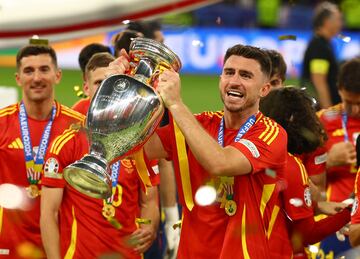 Soccer Football - Euro 2024 - Final - Spain v England - Berlin Olympiastadion, Berlin, Germany - July 14, 2024 Spain's Aymeric Laporte holds aloft the trophy as they celebrate after victory REUTERS/Kai Pfaffenbach